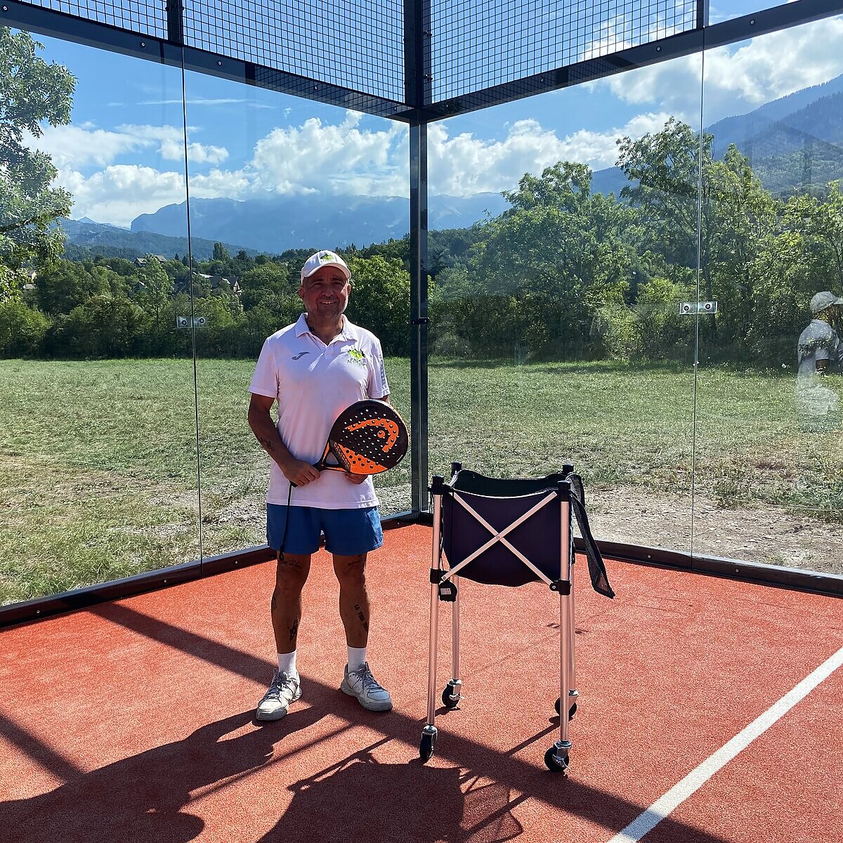 Roro sur le court avec le panier de balles