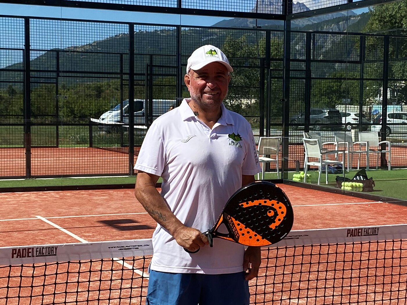 Roro sur le court, raquette en main
