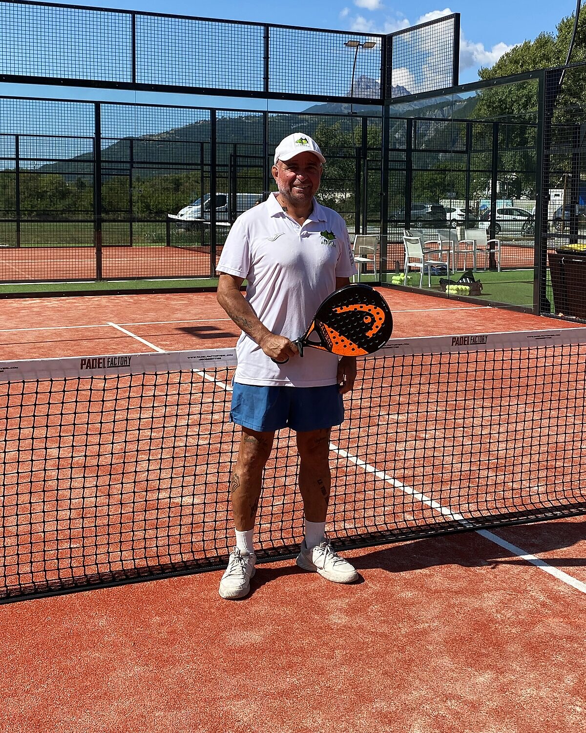 Roro sur le court, raquette en main — Head Coach au Bartavelle Padel Club